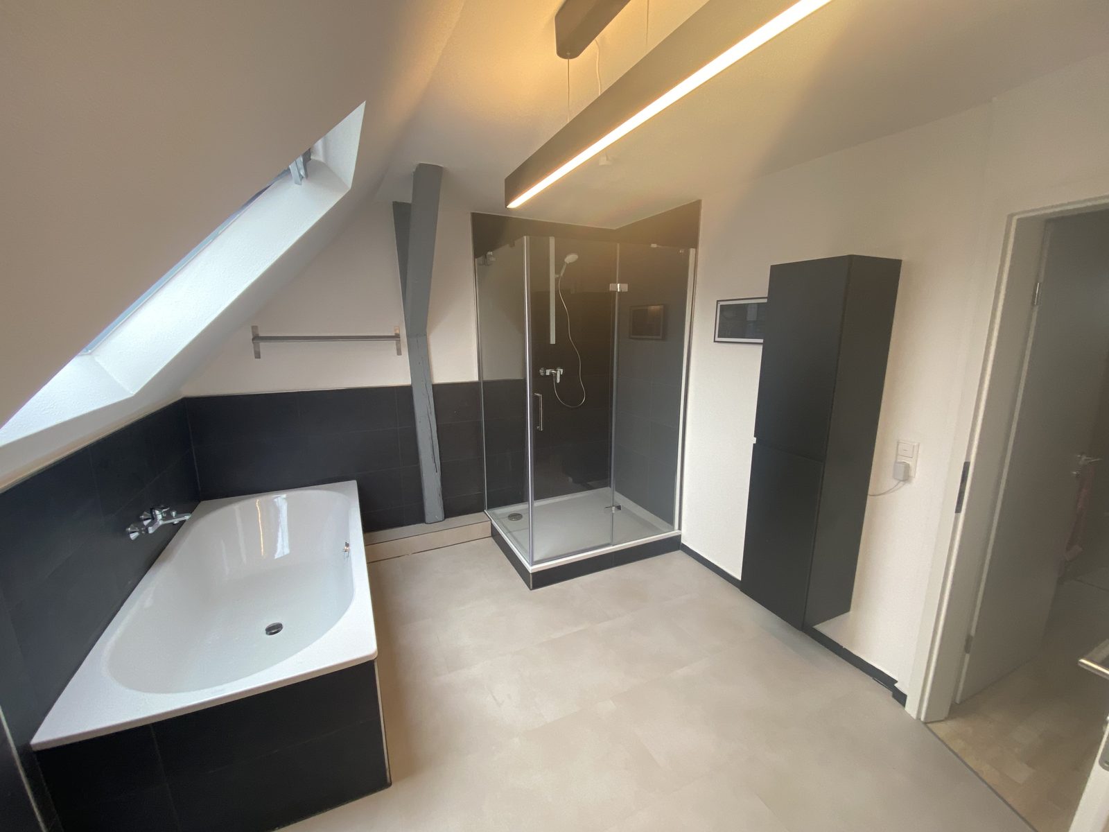 Bad mit Dachfenster und Eckdusche
